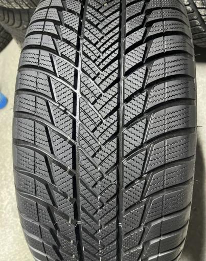 Bridgestone Blizzak LM-001 Evo 235/50 R19 99H