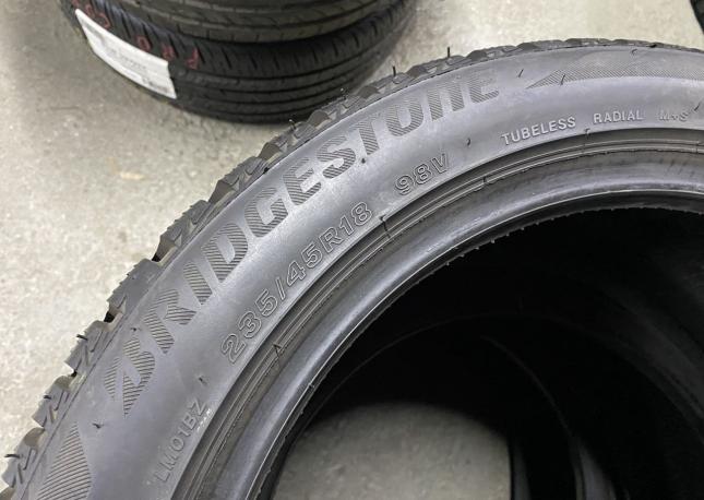 Bridgestone Blizzak LM-001 235/45 R18 98V