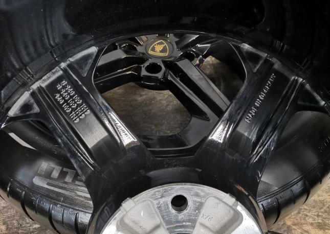 Оригинальные колеса на Lamborghini Urus R21