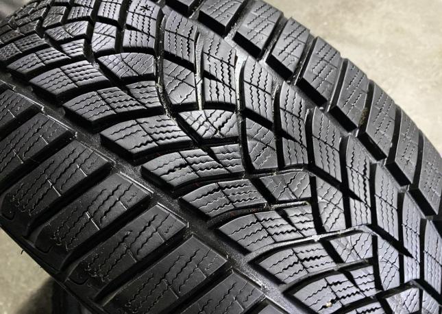 Goodyear UltraGrip Performance 235/45 R18 98V