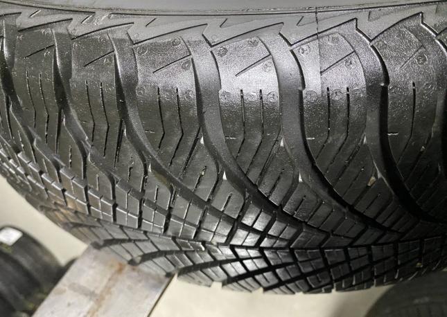 Goodyear Vector 4Seasons 215/60 R17