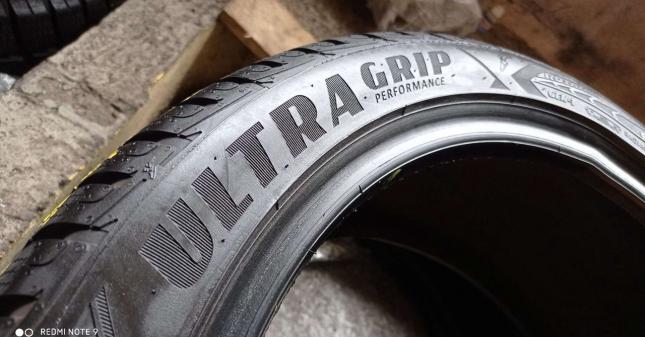 Goodyear UltraGrip 215/45 R17