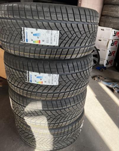 Goodyear UltraGrip Performance Gen-1 285/35 R22