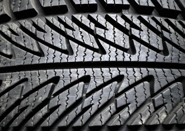 Goodyear UltraGrip 285/45 R20