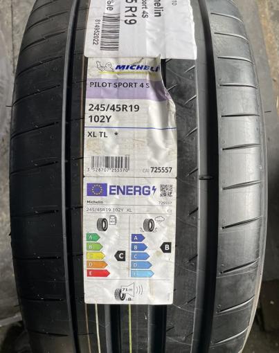 Michelin Pilot Sport 4 S 245/45 R19 и 275/40 R19 102Y