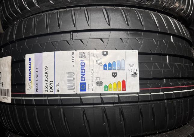 Michelin Pilot Sport 4 255/35 R19 и 285/30 R19