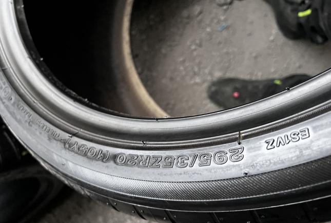 Bridgestone Potenza S001 295/35 R20