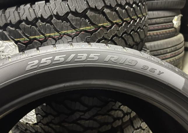 Pirelli P Zero PZ4 255/35 R19 96Y