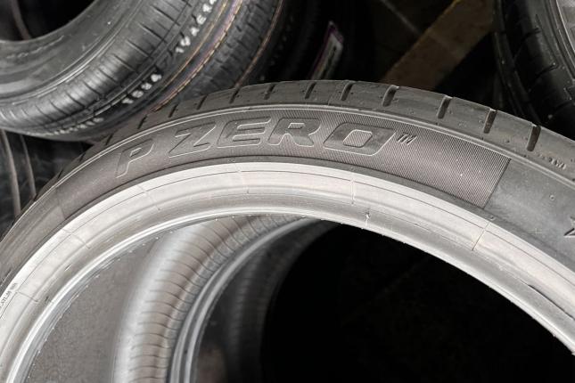Pirelli P Zero Luxury Saloon 275/35 R20