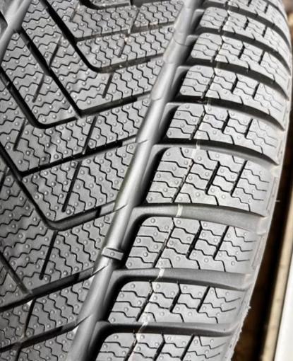 Pirelli Scorpion Winter RFT 275/40 R21 107V