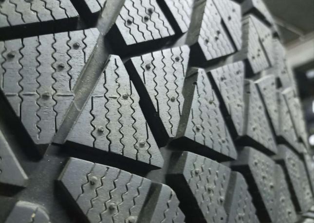 Bridgestone Blizzak DM-Z2 275/50 R20