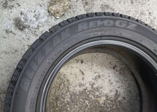 Bridgestone Blizzak Revo GZ 205/55 R16