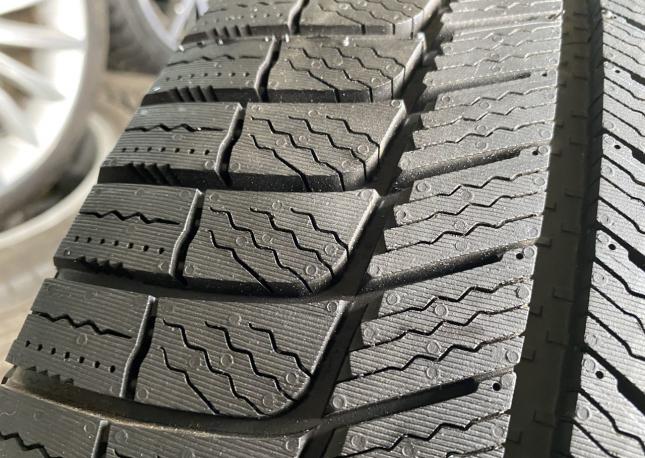 Michelin X-Ice XI3 245/45 R18 100H