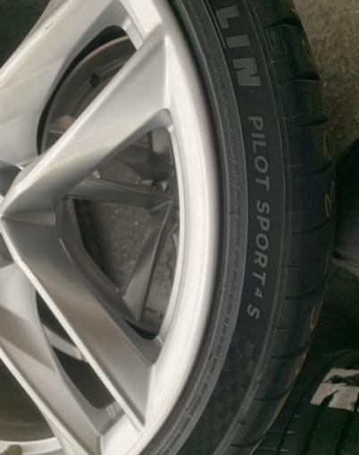 Michelin Pilot Sport 4 S 285/30 R21 100Y