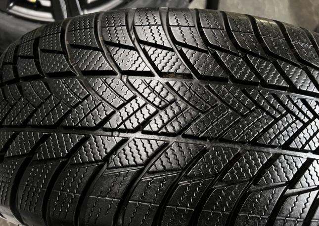 Bridgestone Blizzak LM-500 225/55 R18