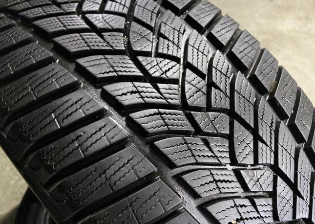 Goodyear UltraGrip Performance 235/45 R18 98V