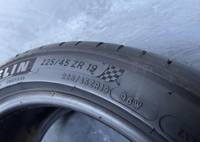 Michelin Pilot Sport 4 225/45 R19 96W