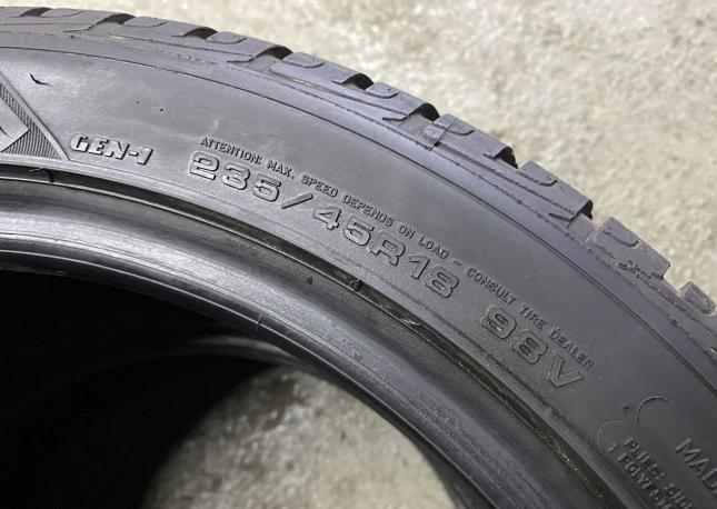 Goodyear UltraGrip Performance 235/45 R18 98V