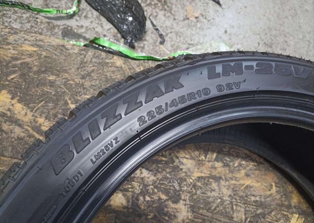 Bridgestone Blizzak LM-25 225/45 R19