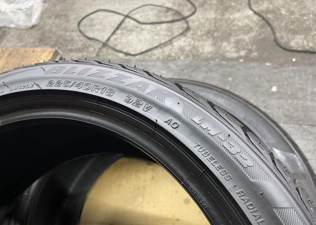 Bridgestone Blizzak LM-32 225/40 R18