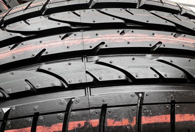 Bridgestone Dueler H/P Sport RFT 235/45 R19