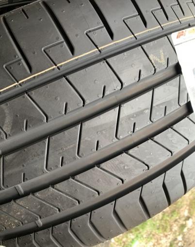 Pirelli P Zero PZ4 255/40 R20 и 285/35 R20