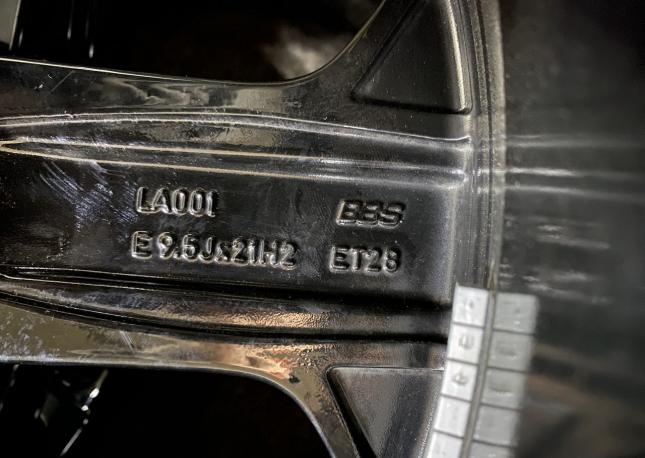 Оригинальные колеса на Lamborghini Urus R21