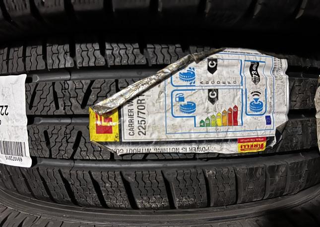 Pirelli Carrier Winter 225/70 R15C