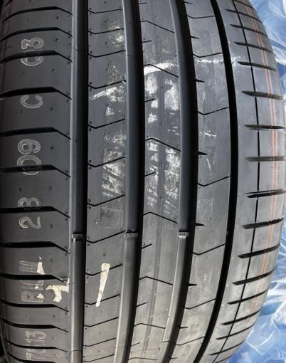 Pirelli P Zero PZ4 315/35 R21 и 275/40 R21