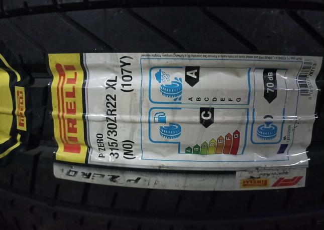 Pirelli P Zero Luxury Saloon 285/35 R22 и 315/30 R22