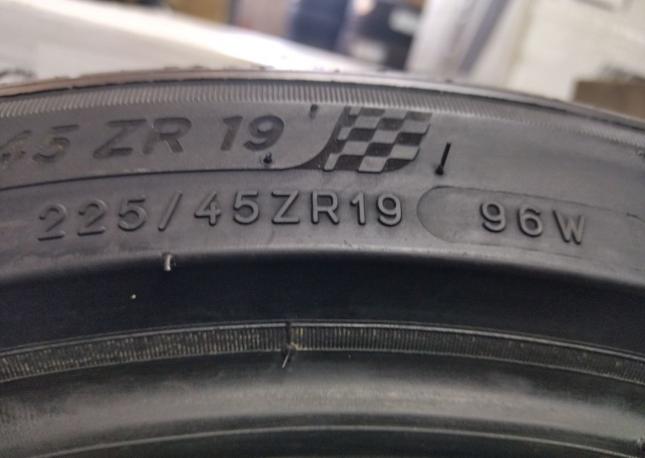Michelin Pilot Sport 4 225/45 R19 96W
