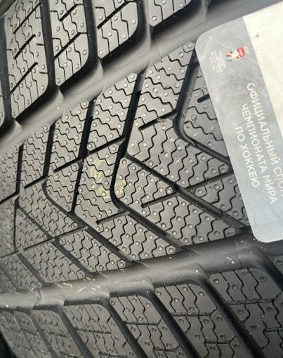 Pirelli Scorpion Winter RFT 275/40 R21 и 315/35 R21 V