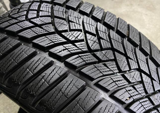 Goodyear UltraGrip Performance 235/45 R18 98V