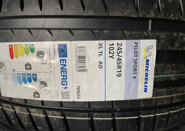 Michelin Pilot Sport 4 S 245/45 R19 и 275/40 R19 Y