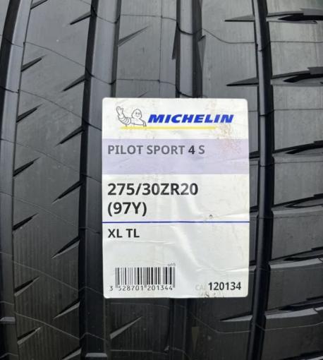 Michelin Pilot Sport 4 S 305/30 R20 и 245/35 R20