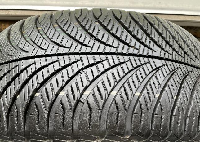 Goodyear Vector 4Seasons Gen-2 215/55 R17 94V