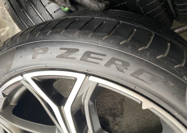 Pirelli P Zero PZ4 265/40 R21 и 295/35 R21 102Y