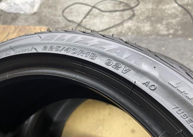 Bridgestone Blizzak LM-32 225/40 R18