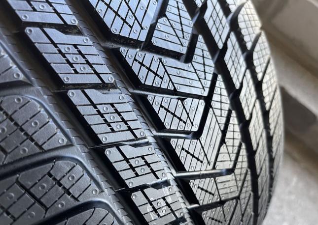 Pirelli Scorpion Winter 285/40 R22 и 325/35 R22 V