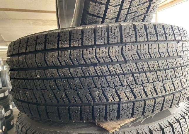 Bridgestone Blizzak Ice 245/45 R18