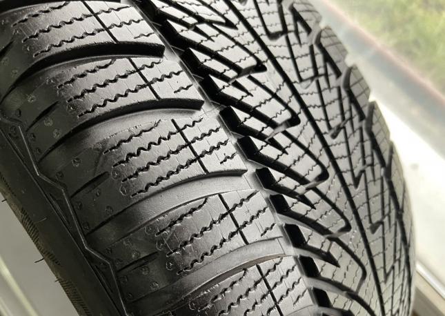 Goodyear UltraGrip 8 285/45 R20