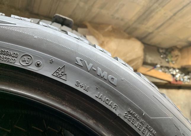 Bridgestone Blizzak DM-V2 275/45 R20