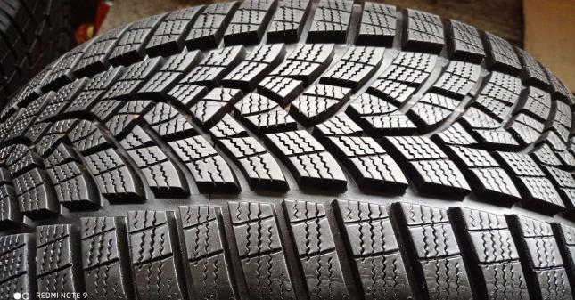 Goodyear UltraGrip 215/45 R17