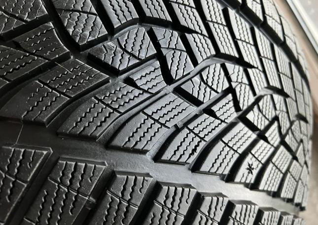 Goodyear UltraGrip Performance Gen-1 295/35 R21