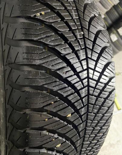 Goodyear Vector 4Seasons 215/60 R17