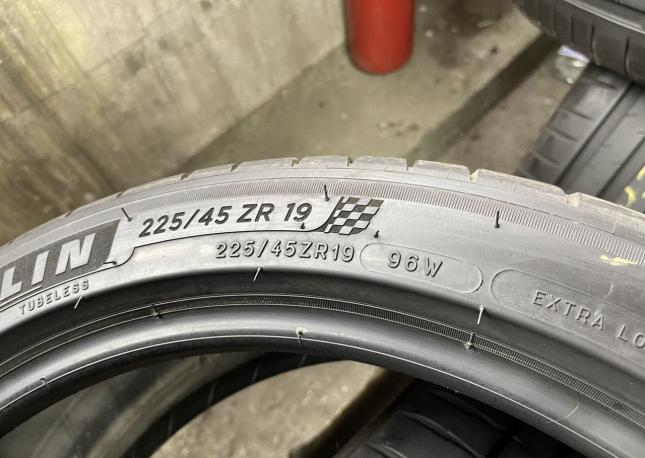 Michelin Pilot Sport 4 S 225/45 R19 и 255/40 R19 Y