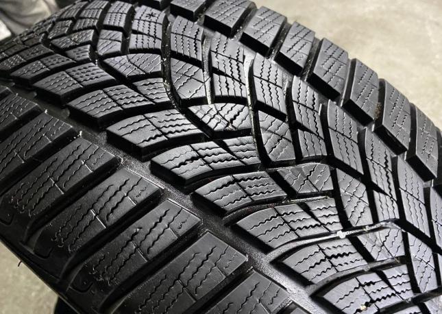 Goodyear UltraGrip Performance 235/45 R18 98V