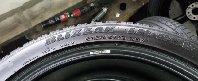 Bridgestone Blizzak LM-25 225/45 R19 92V