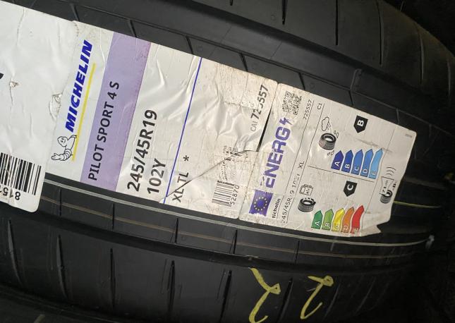 Michelin Pilot Sport 4 S 245/45 R19 и 275/40 R19