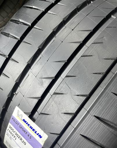 Michelin Pilot Sport 4 S Acoustic 245/35 R20 и 305/30 R20 Y